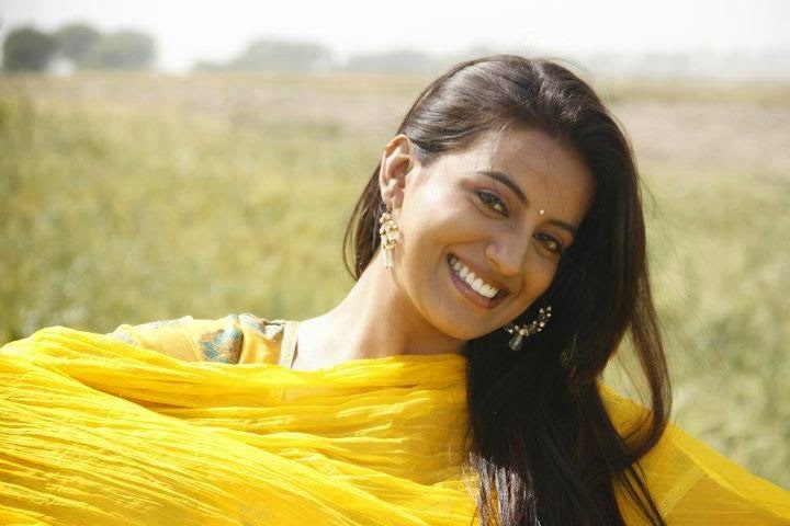 Hot Akshara Singh Wiki, Age, Bio, Height, Boyfriend, Affairs, Bra Size,  Worth, Assets | The Viral Blaze